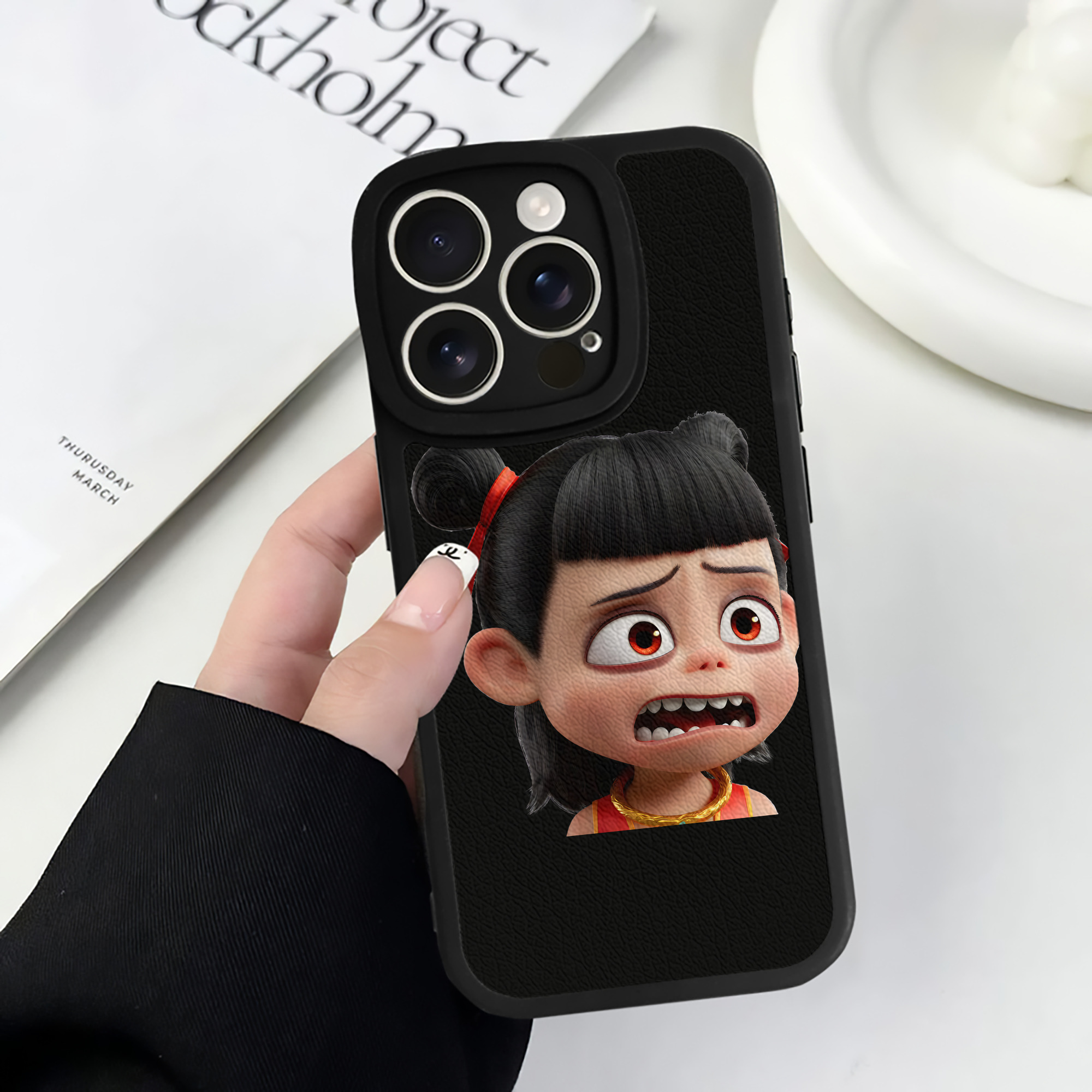 （画像用） Ne Zha 2 ナタ 魔童の大暴れ 【iPhone 16シリーズ対応】シリコンスマホケース（レザー調） 材質：シリコン